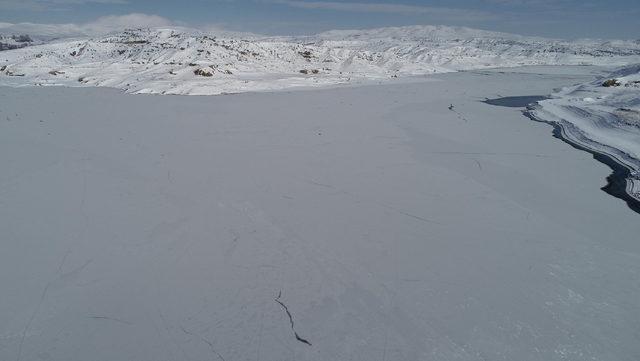 Sivas'taki 4 Eylül Barajı dondu