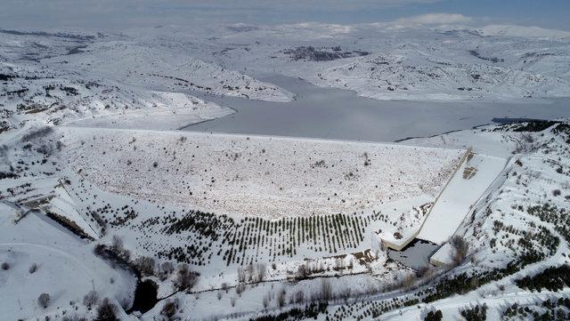 Sivas'taki 4 Eylül Barajı dondu