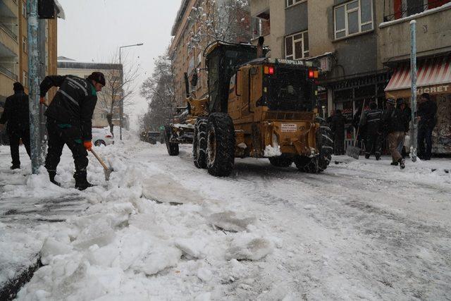 Bingöl’de 650 kamyon kar şehir dışına taşındı