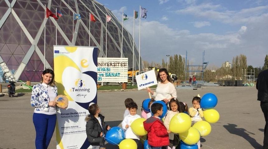 Eskişehirli minikler, oyuncaklarını Y&uuml;ksekova&rsquo;ya yolladı