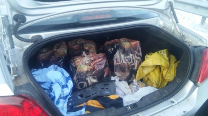 Otomobilde yapılan aramada ka&ccedil;ak i&ccedil;ki ele ge&ccedil;irildi