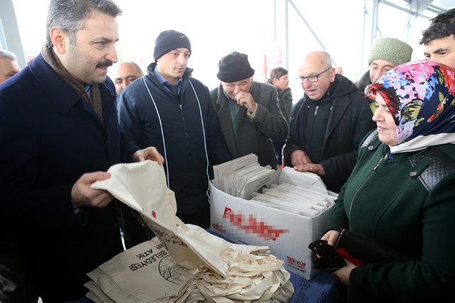 Tokat Belediyesi pazarda bez torba dağıttı