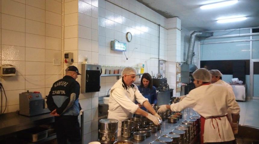 Yaşlı ve engelli vatandaşlara dağıtılan sıcak yemeğe sıkı denetim