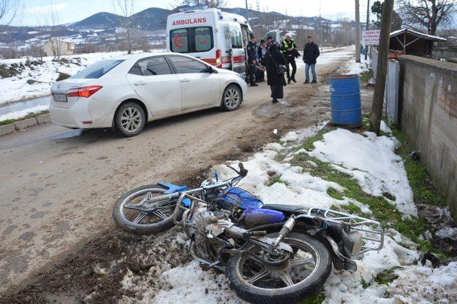 Motosikletle otomobil çarpıştı: 2 Yaralı