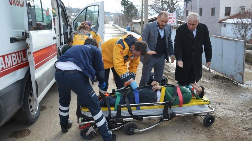 Motosikletle otomobil &ccedil;arpıştı: 2 Yaralı