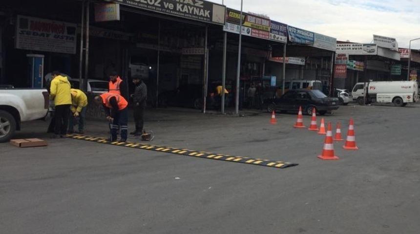 Yol &ccedil;izgileri ve trafik levhaları yenileniyor