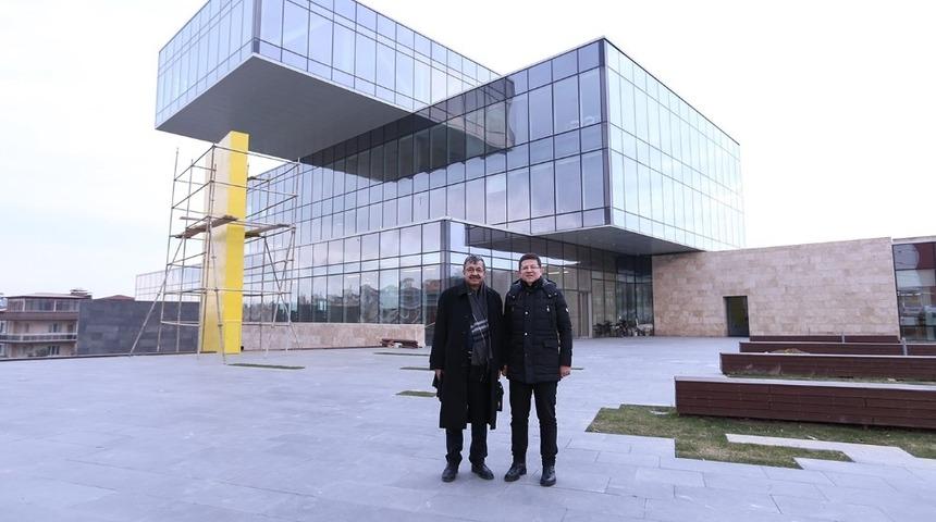 Merkez K&uuml;t&uuml;phane ziyaret&ccedil;ilerden tam not alıyor