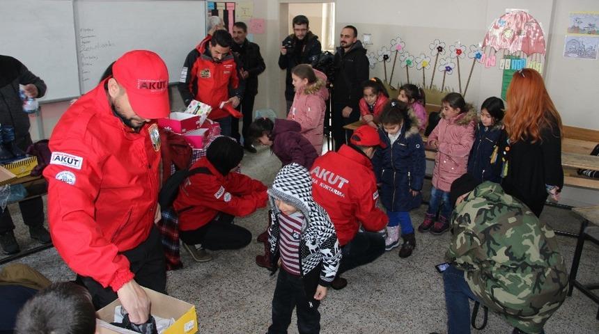 AKUT ve offroadculardan miniklere ısıtan yardım