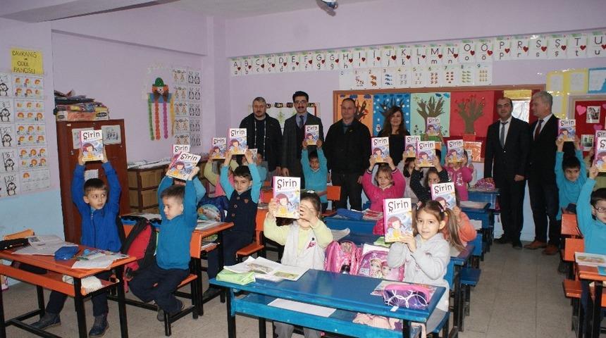 Servis şof&ouml;rlerinden &ouml;ğrencilere kitap