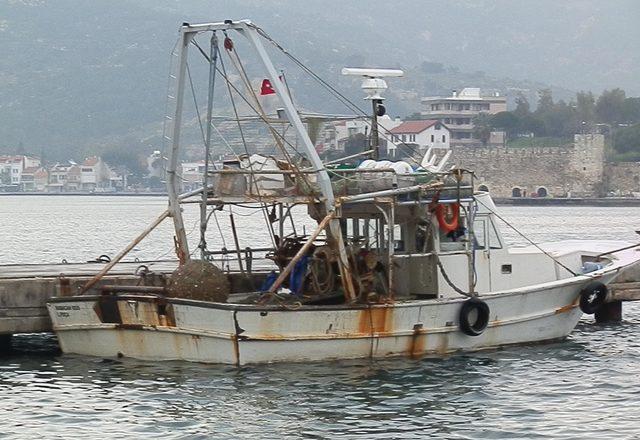 Foçalı balıkçının ağına mayın takıldı