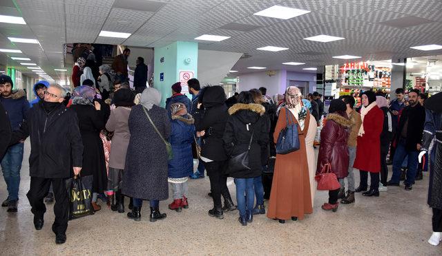 Sivas'ta iş başvurusu için geceden kuyruk oluşturdular