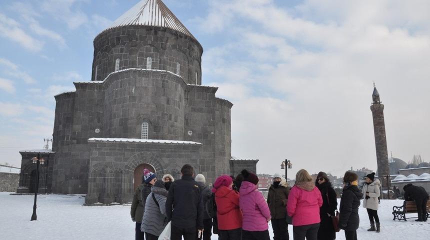 Kars K&uuml;mbet Cami ziyaret&ccedil;i akınına uğruyor
