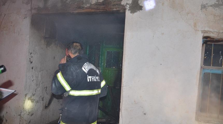 Kullanılmayan evde &ccedil;ıkan yangın paniğe neden oldu