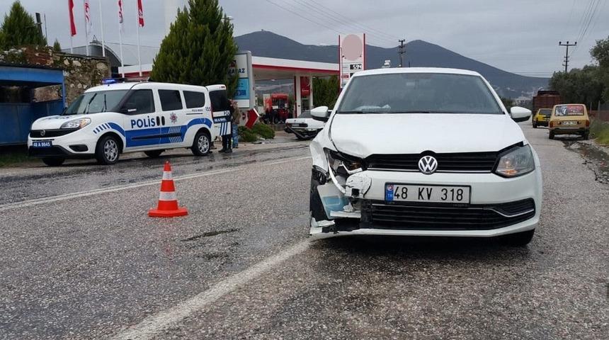 Milas&rsquo;ta iki otomobil &ccedil;arpıştı; 1 yaralı