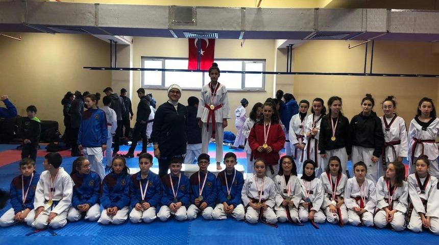 Okul Sporları Taekwondo K&uuml;&ccedil;&uuml;kler ve Gen&ccedil;ler Ligi m&uuml;sabakaları başladı