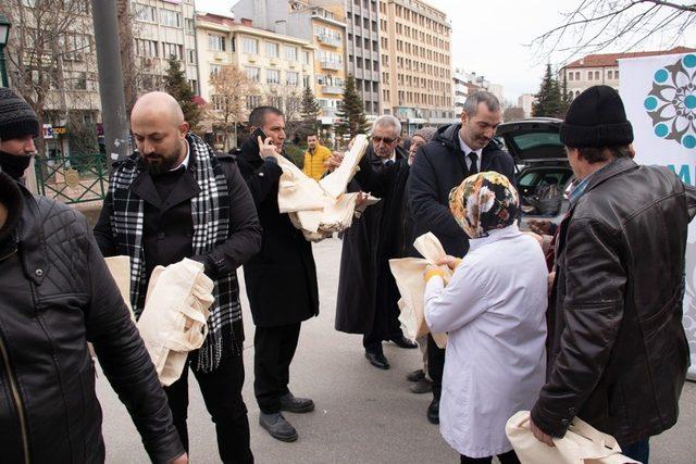 ESMİAD vatandaşlara bez torba dağıttı