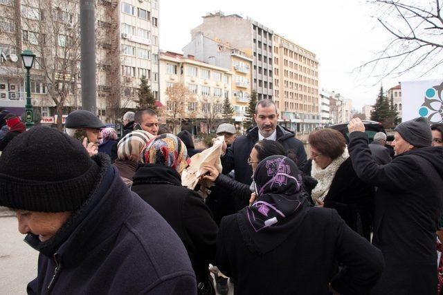 ESMİAD vatandaşlara bez torba dağıttı