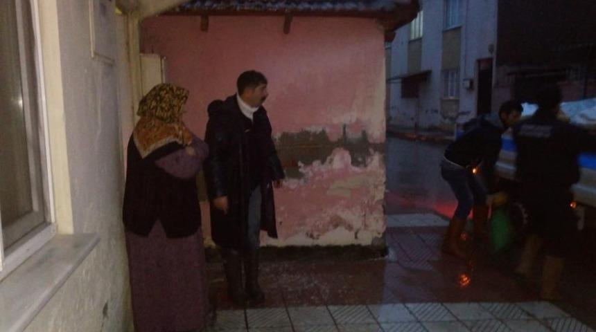 Yunusemre sel mağduru ailelere sahip &ccedil;ıkıyor