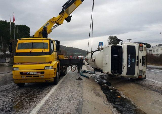 Milas’ta atık su vidanjörü devrildi