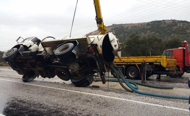 Milas’ta atık su vidanjörü devrildi