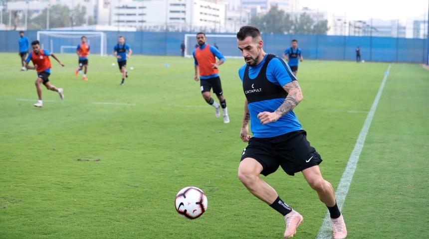 Alvaro Negredo Al Nasr'dan ayrılmadığını açıkladı