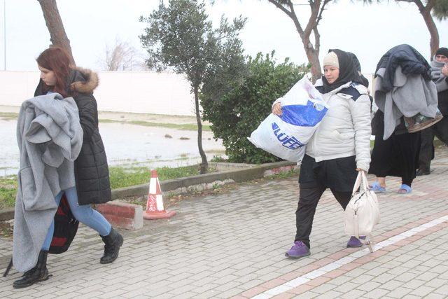 Fırtınanın sürüklediği kaçakları Sahil Güvenlik kurtardı