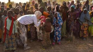 Gamze Özçelik ve gönüllüler Kamerun'da su kuyuları açtı