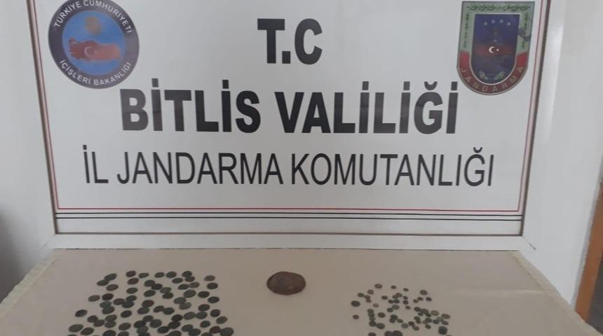 Bitlis&rsquo;te altın, g&uuml;m&uuml;ş ve bakır sikkeler ele ge&ccedil;irildi