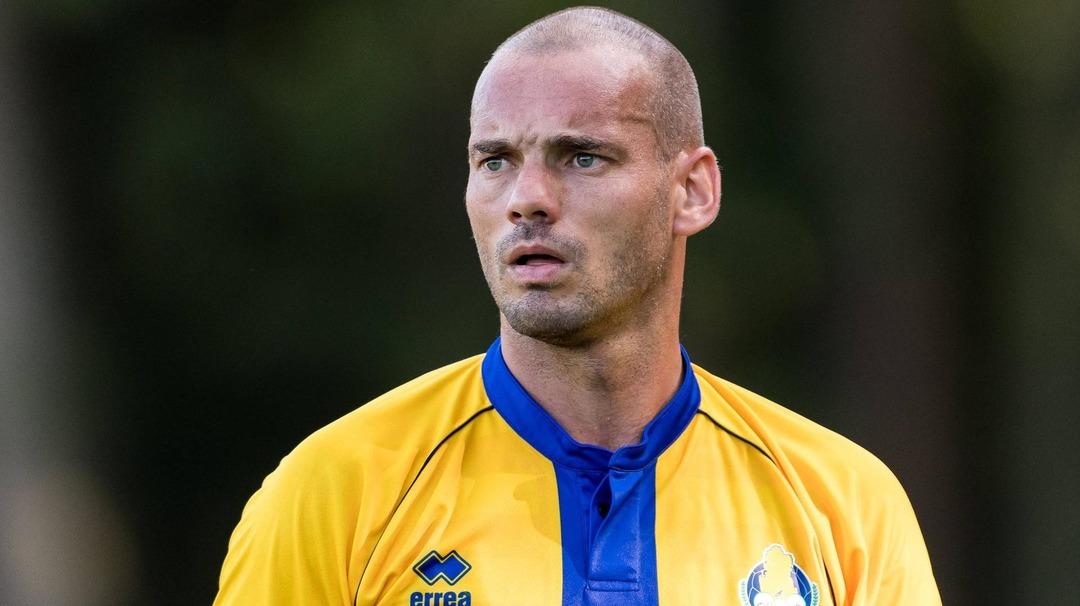 Wesley Sneijder futbola devam etmek istediğini a&ccedil;ıkladı