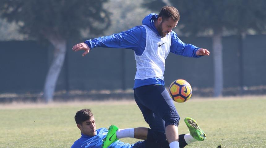 Akhisarspor Cikalleshi, Zeki Yavru ve Rajko Rotman'la anlaştı