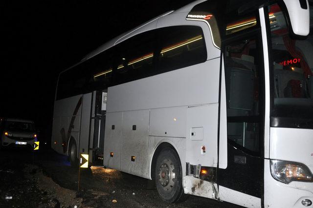 Ankara'da Zenit Kazan Erkek Voleybol takımını taşıyan otobüs kaza yaptı