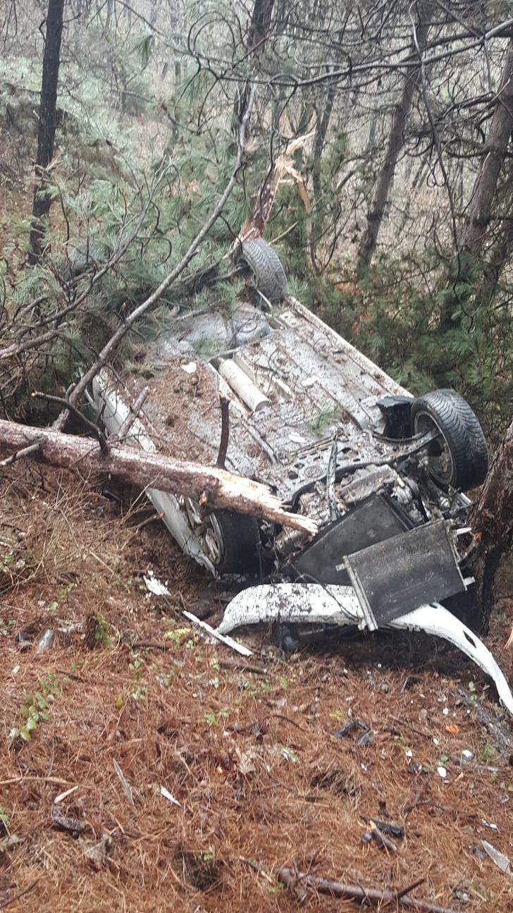 Şarampolden yuvarlanan araçtan burnu bile kanamadan çıktı G3