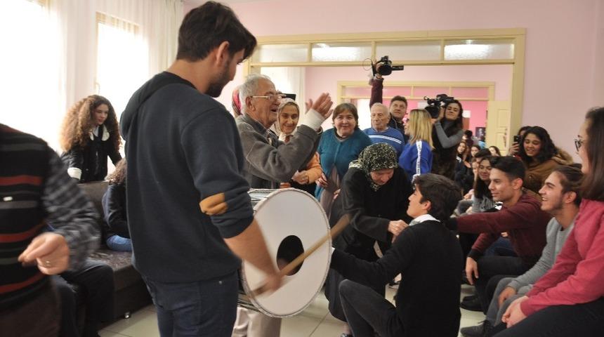 &Ouml;ğrenciler Alzheimer hastalarıyla şarkı s&ouml;yleyip dans etti