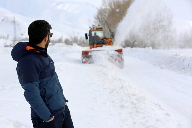 Van ve Yüksekova'da kapanan yollar açılıyor