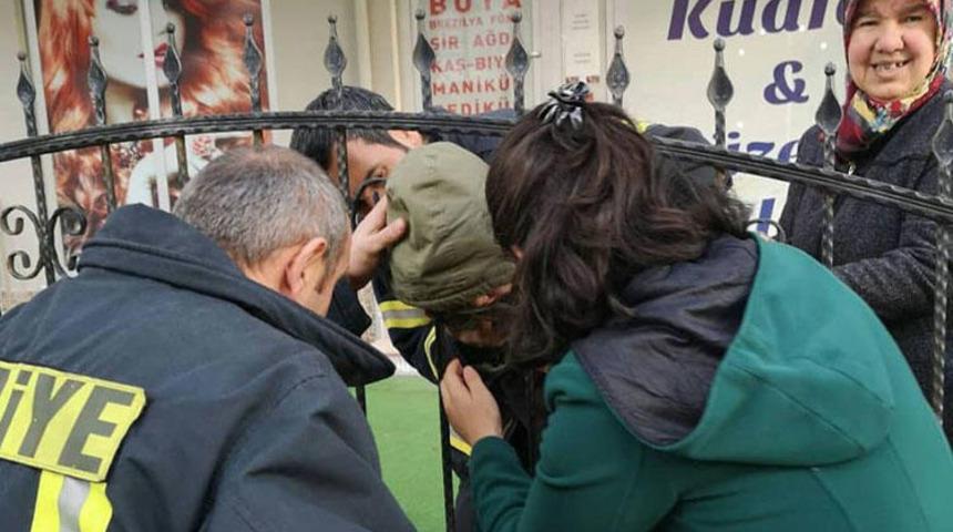 5 yaşındaki çocuğun başı demir parmaklıklara sıkıştı
