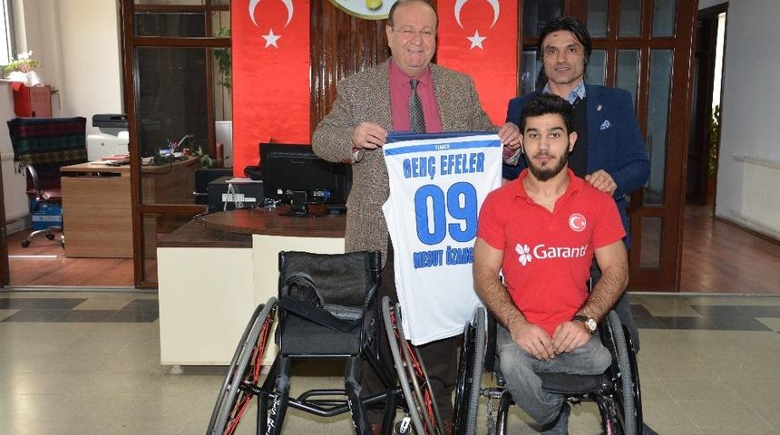 Başkan &Ouml;zakcan engelli sporcuyu sevindirdi