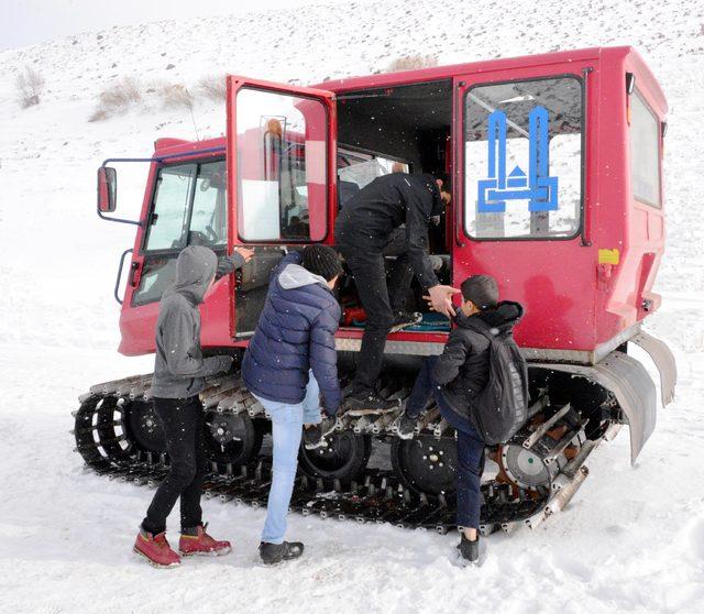 Öğrenciler köylerine kar üstü araçla ulaştırıldı