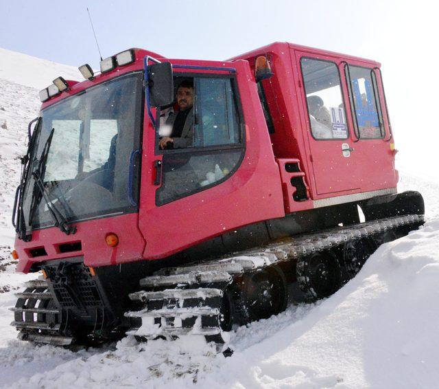 Öğrenciler köylerine kar üstü araçla ulaştırıldı
