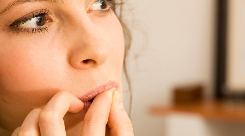 Tırnak yeme nedir? Tırnak yeme problemi nasıl çözülür? Tırnak yeme hastalığının ardında hangi sebep yatar? Tırnak yemeyi engellemek için ne yapmalı?