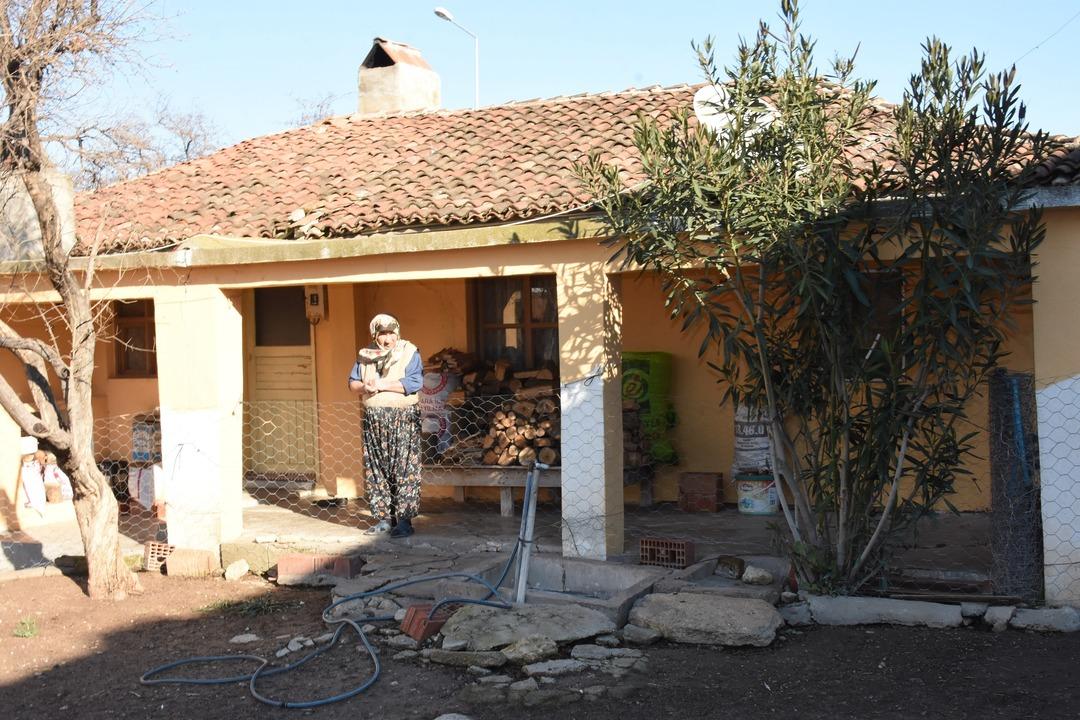  150 lira kira veriyor, elektrik parası &ouml;dememek i&ccedil;in karanlıkta oturuyor