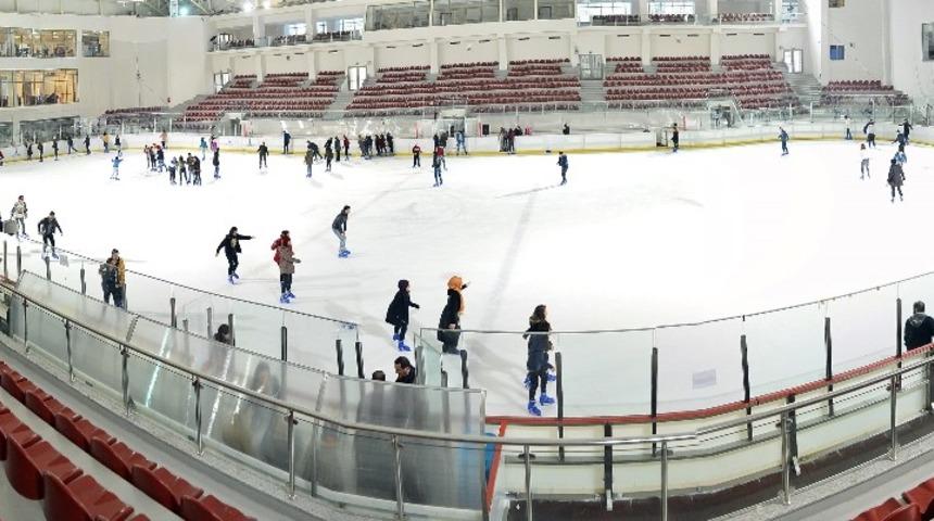 Karne alan &ouml;ğrencilere buz &uuml;zerinde jest