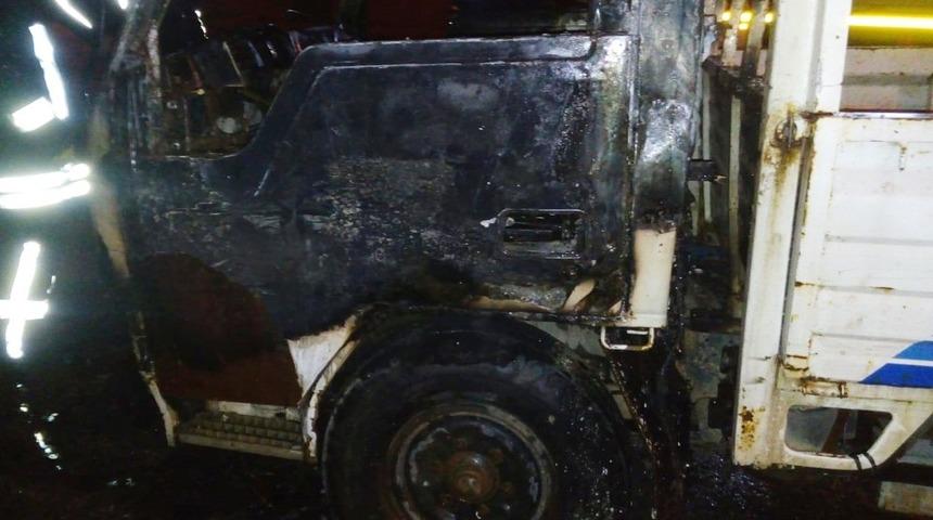 Kamyonet alev alev yandı