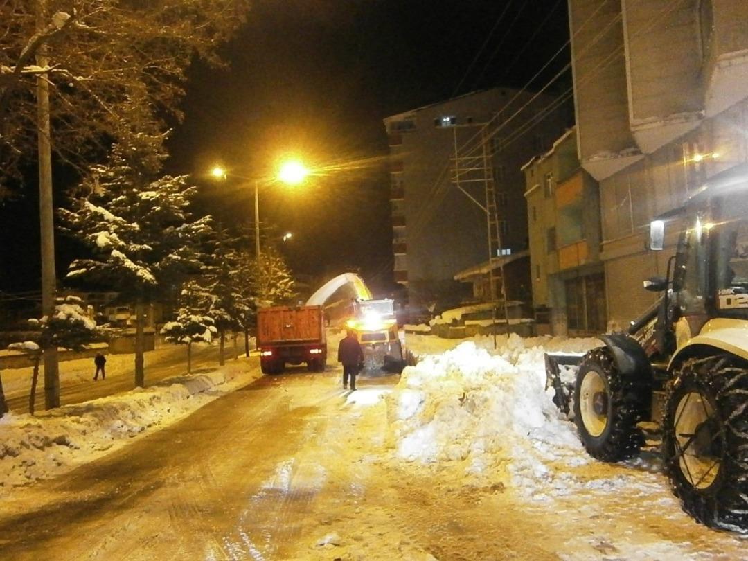 Kaymakam &Ouml;zkan, kar temizleme &ccedil;alışmalarını inceledi