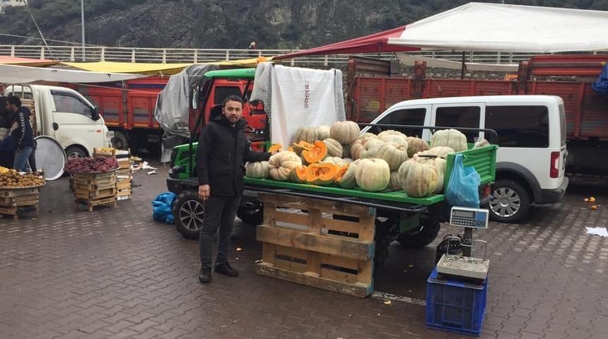 Tarlasında 120 adet mısır kabağı yetiştirdi