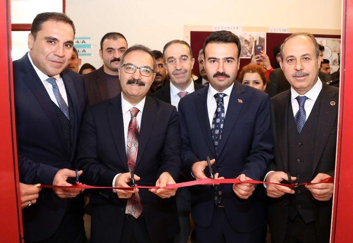 GAÜN’lü öğrencilerden köy okuluna kütüphane G3