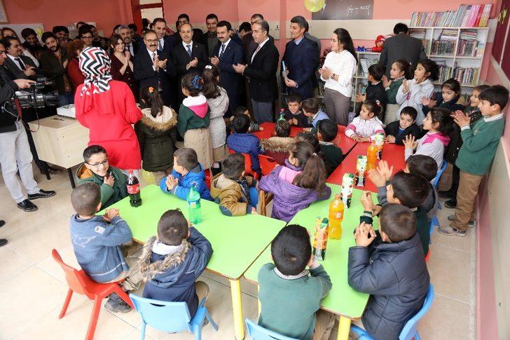 GAÜN’lü öğrencilerden köy okuluna kütüphane G5