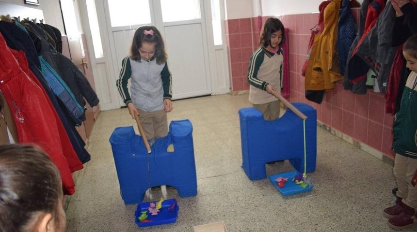 &Ouml;ğrenciler oyuncaklarını k&ouml;y okullarına g&ouml;nderecek