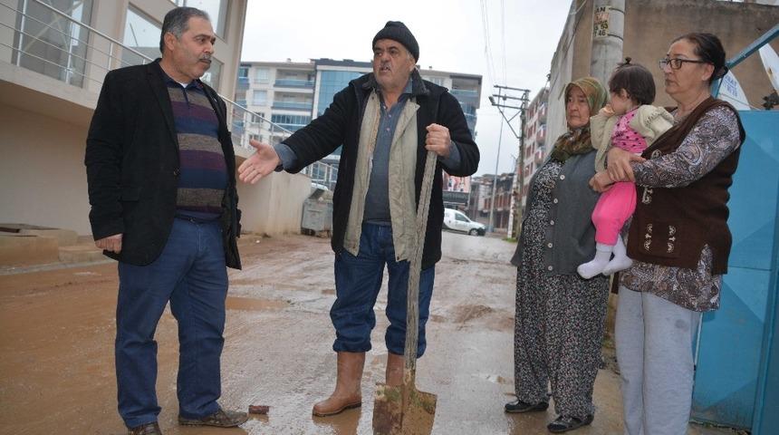 İZSU’nun kazıp bıraktığı yollar çamur deryası