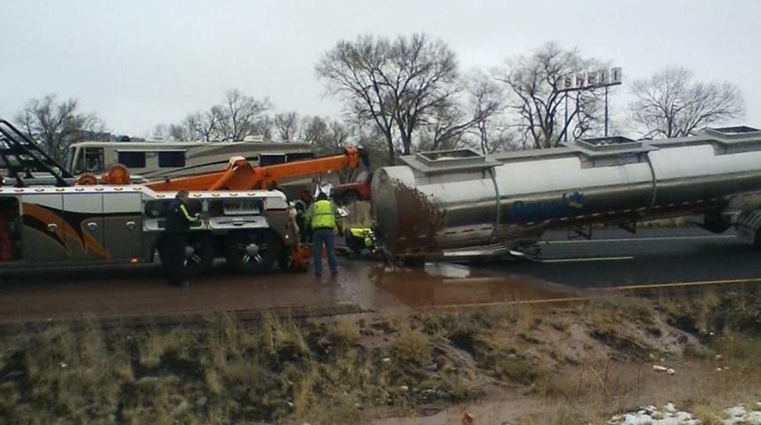 Çikolata dolu tanker devrildi! 10 bin litre çikolata yola döküldü