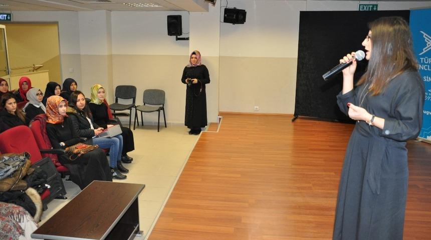 Simav&rsquo;da konferansı